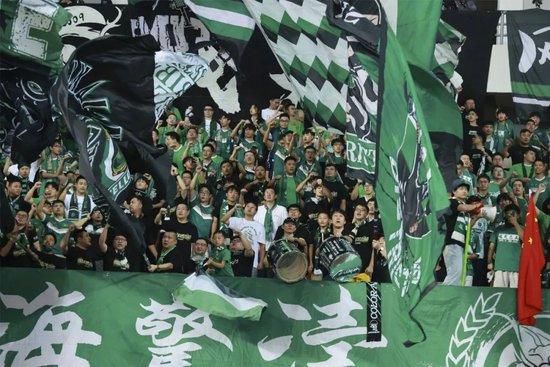 退休差人豹叔膝下有儿子阿国（张国强 饰）和养子阿定（刘德华 饰），阿国曾是国际刑警，现在返港担负督察；而阿定章混迹黑道，固然收进丰富并颇得老板杨东海欣赏，但阿定谢绝贩毒令杨东海很难堪。阿定与阿国情同骨肉，但并未刺探彼此工作。不久，阿国受命查询拜访杨东海一伙，同时阿定中了杨东海苦肉计，不能不与毒贩联系，成果激发决战苦战。背负杀人嫌疑的阿定被阿国追索，侥幸逃走后扳连后者遭警队惩罚。另外一方面，阿定和阿国在警队中的仇家步步紧逼他们，终究身故，而阿定的女友雯雯（萧红梅 饰）为阿定几回犯险，阿定不忍弃她而往独自出国逃难，